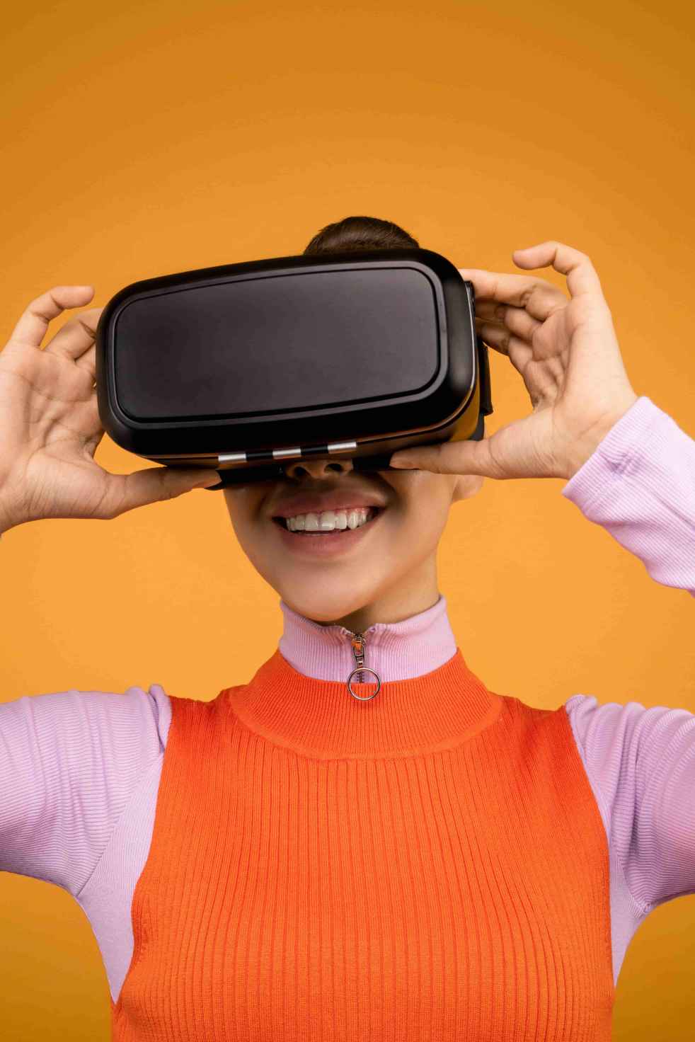 Garota utilizando um sistema web em óculos de realidade virtual criado pela Magma Digital